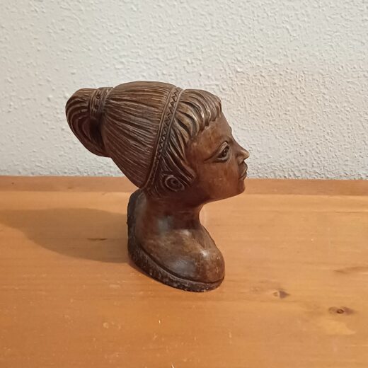 Beeldje jonge vrouw AP 230