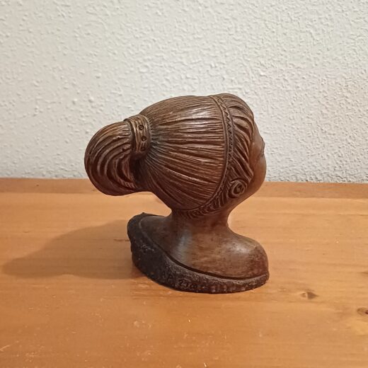 Beeldje jonge vrouw AP 230