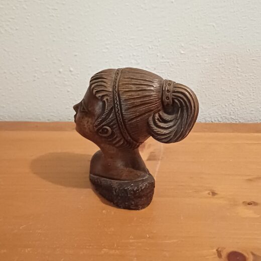Beeldje jonge vrouw AP 230
