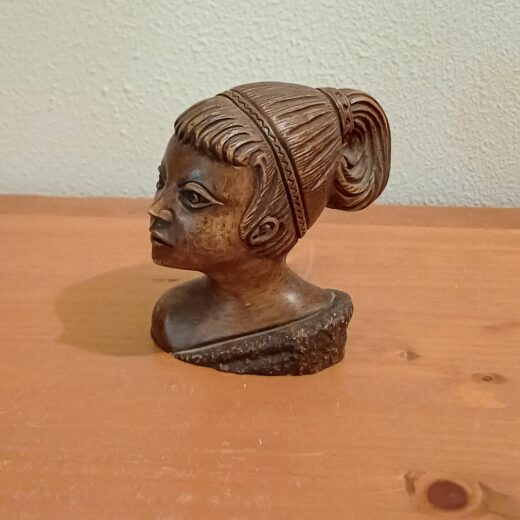 Beeldje jonge vrouw AP 230