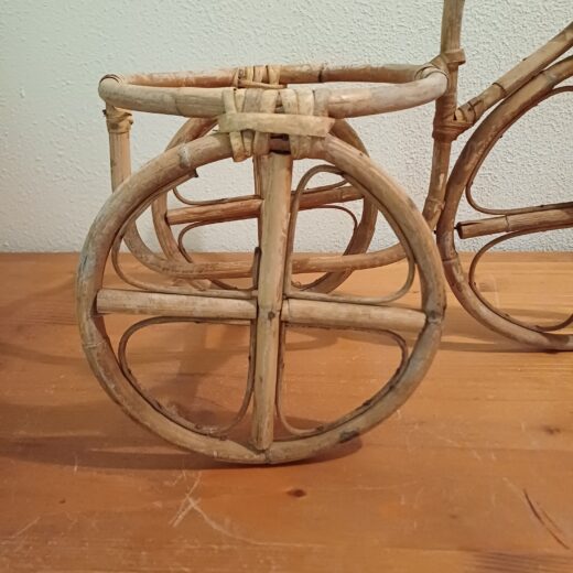 Rotan fiets voor een bloempot