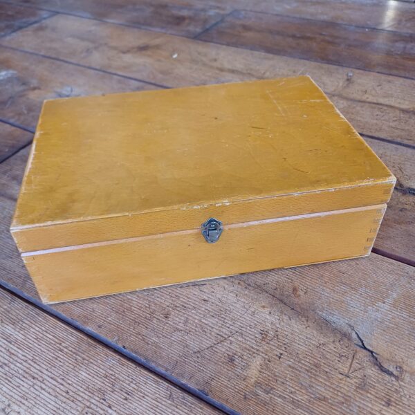 Vintage houten naaidoos goed gevuld