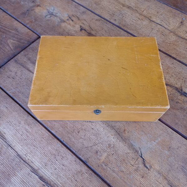 Vintage houten naaidoos goed gevuld