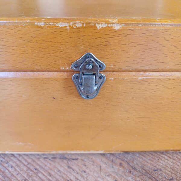 Vintage houten naaidoos goed gevuld