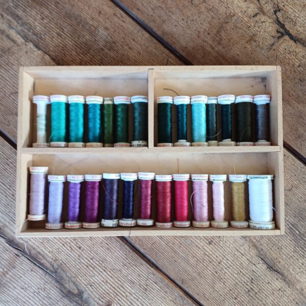 Vintage houten naaidoos goed gevuld