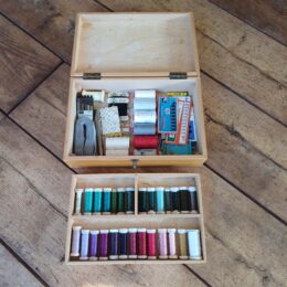 Vintage houten naaidoos goed gevuld