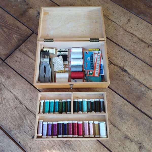Vintage houten naaidoos goed gevuld