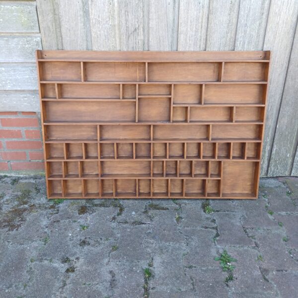 Houten wandrek met vakjes