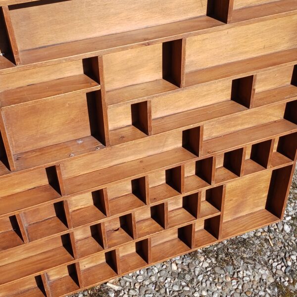 Houten wandrek met vakjes