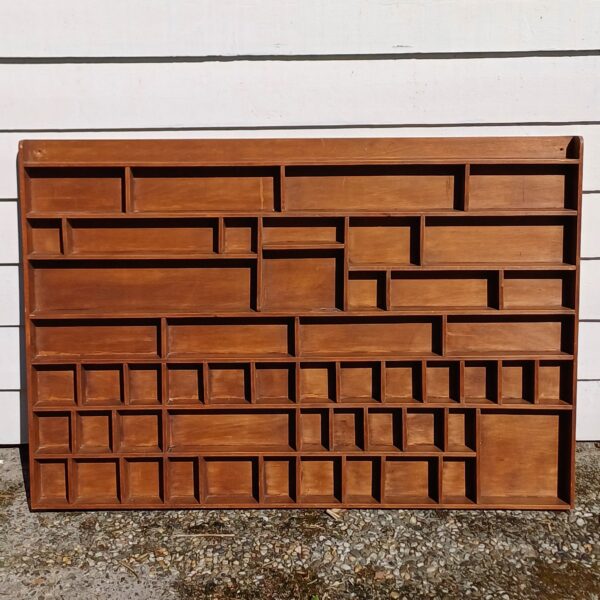 Houten wandrek met vakjes