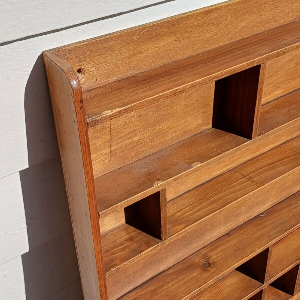 Houten wandrek met vakjes
