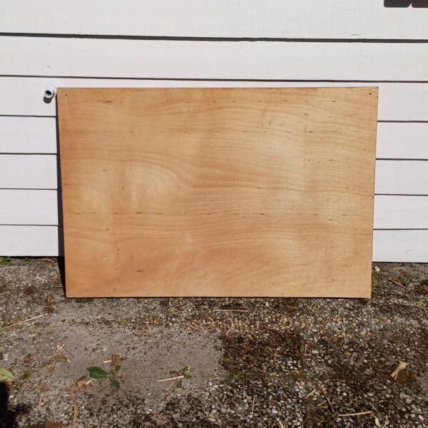 Houten wandrek met vakjes