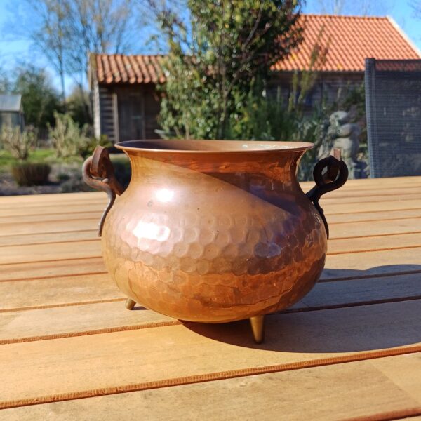 Roodkoperen hangbloempot met pootjes