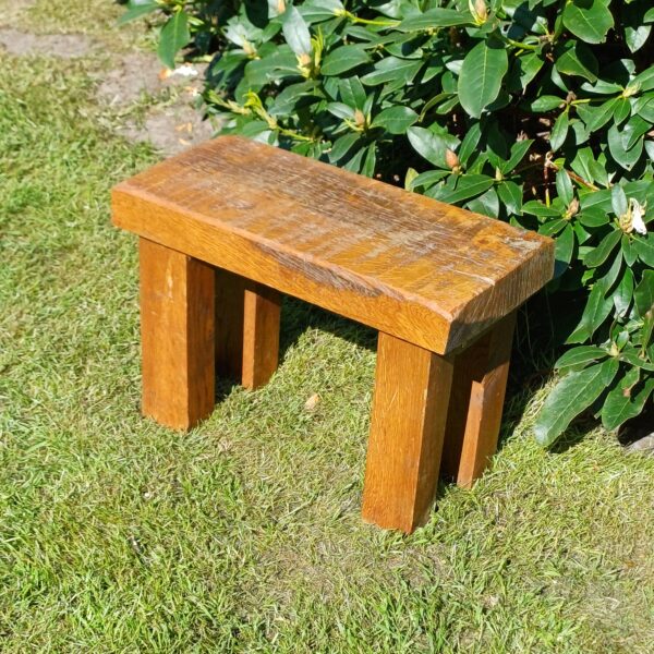Stoere houten kruk