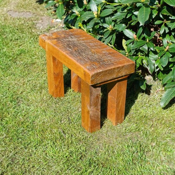 Stoere houten kruk