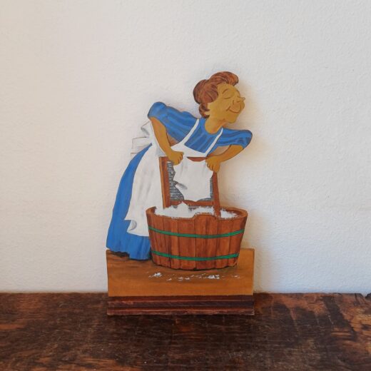 Houten decoratie wasvrouw
