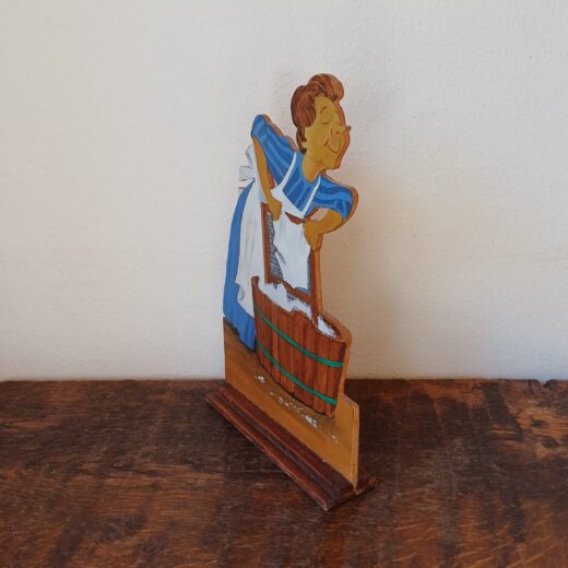 Houten decoratie wasvrouw