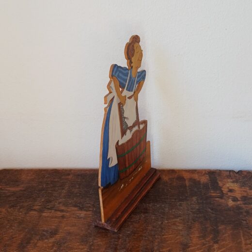 Houten decoratie wasvrouw