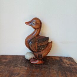 Houten eend met ei