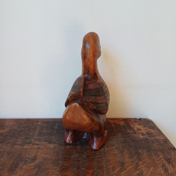 Houten eend met ei