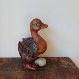Houten eend met ei