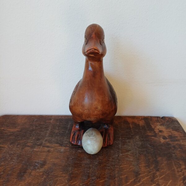 Houten eend met ei