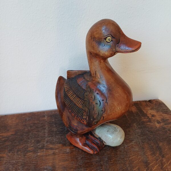 Houten eend met ei