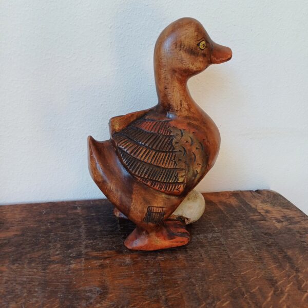 Houten eend met ei