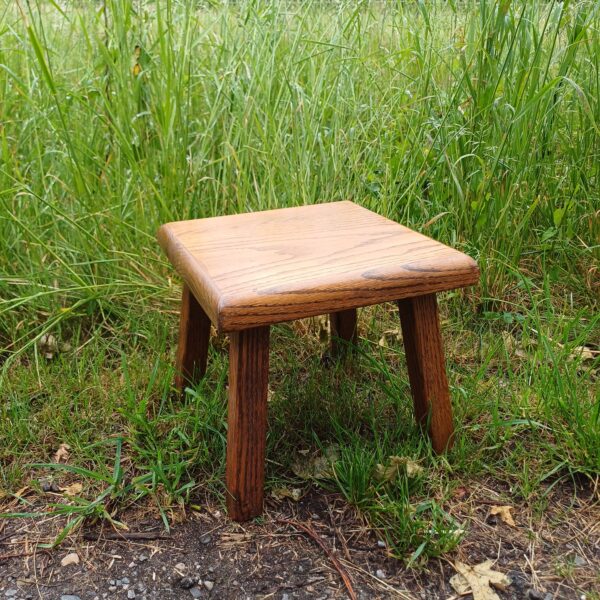 Vierkant eikenhouten krukje