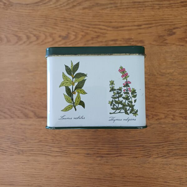Blik met kruidenplanten