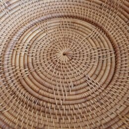 Decoratieve rieten schaal
