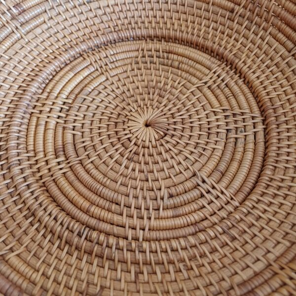 Decoratieve rieten schaal