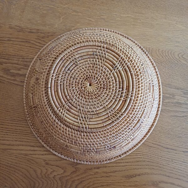 Decoratieve rieten schaal