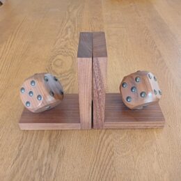 Houten boekensteunen met dobbelstenen