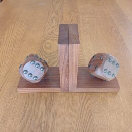 Houten boekensteunen met dobbelstenen