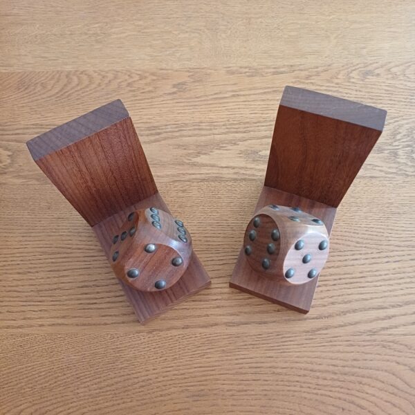 Houten boekensteunen met dobbelstenen