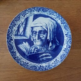 Wandbord Boch La Louvières Lezende vrouw
