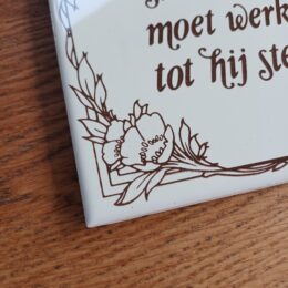 Tegel Wie niet steelt of erft