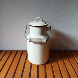 Crème witte emaille melkbus