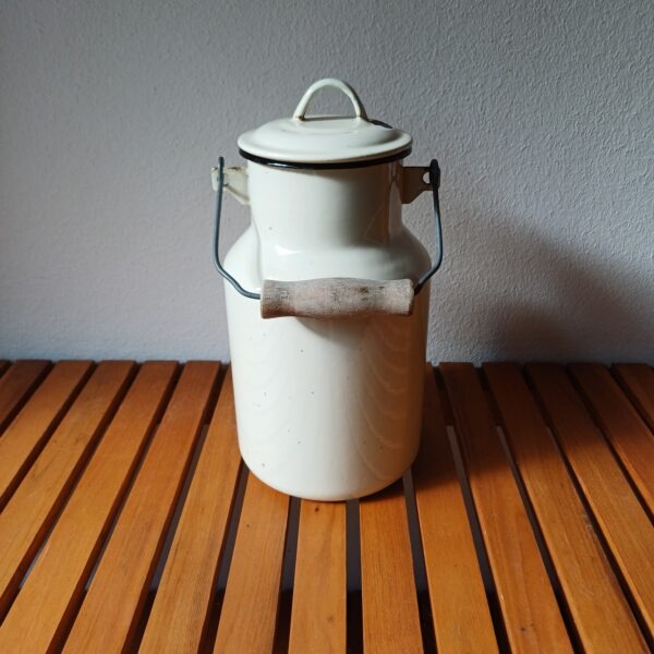 Crème witte emaille melkbus