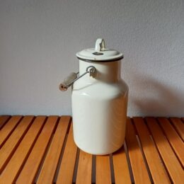 Crème witte emaille melkbus