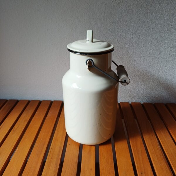 Crème witte emaille melkbus