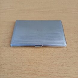 Zilverkleurige sigarettenetui