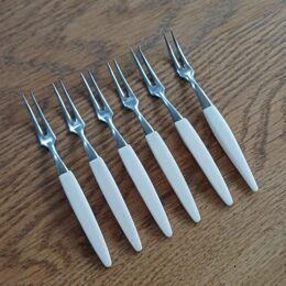 6 crèmekleurige cocktailvorkjes