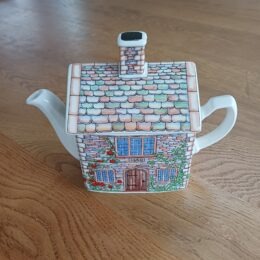 Sadler theepot 17th century cottage