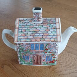 Sadler theepot 17th century cottage