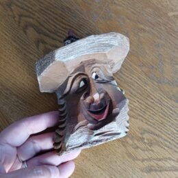 Houtsnijwerkje gezicht