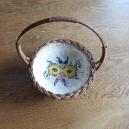 Keramische schaal in riet