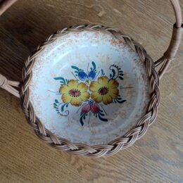 Keramische schaal in riet