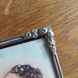 Oud fotolijstje met roosjes